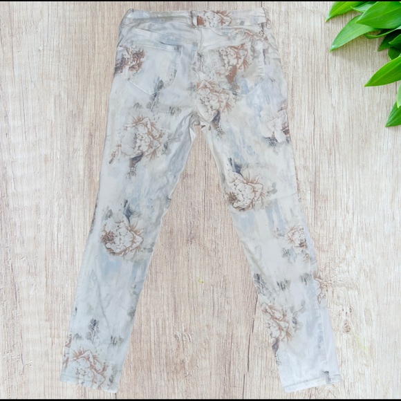 ✨4 for $20✨ | Chico’s | Platinum Diffused Floral Jeggings | 4 - Picture 6 of 8